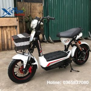 xe điện 133 cũ màu trắng được Thành Tùng căn chỉnh tỉ mỉ