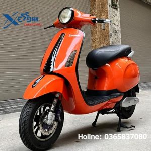 xe máy điện Vespa màu cam của Thành Tùng