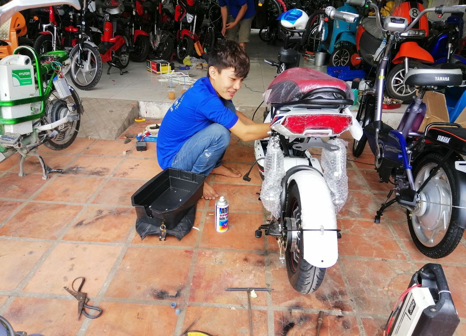 “Trước em làm phụ hồ, nay làm sửa xe điện ở quê, thu nhập đều đặn 8 – 10 triệu mỗi tháng. Khách rất đông vì ai cũng có xe điện, mà không ai sửa được.” – Bạn Hoàng, Long An chia sẻ.